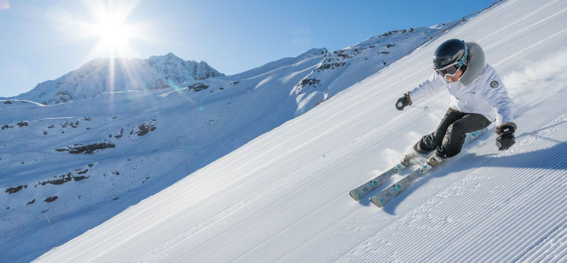 Skier in white on Val Thorens